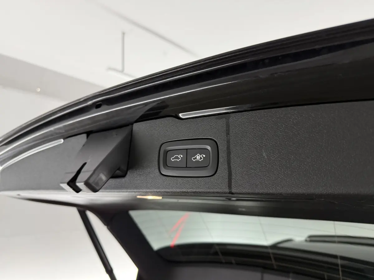 2.0 B4D R-Design | Black Edition | Pano | Memory | HuD | B&W | Virtual | 360° Camera | Carplay | Trekhaak