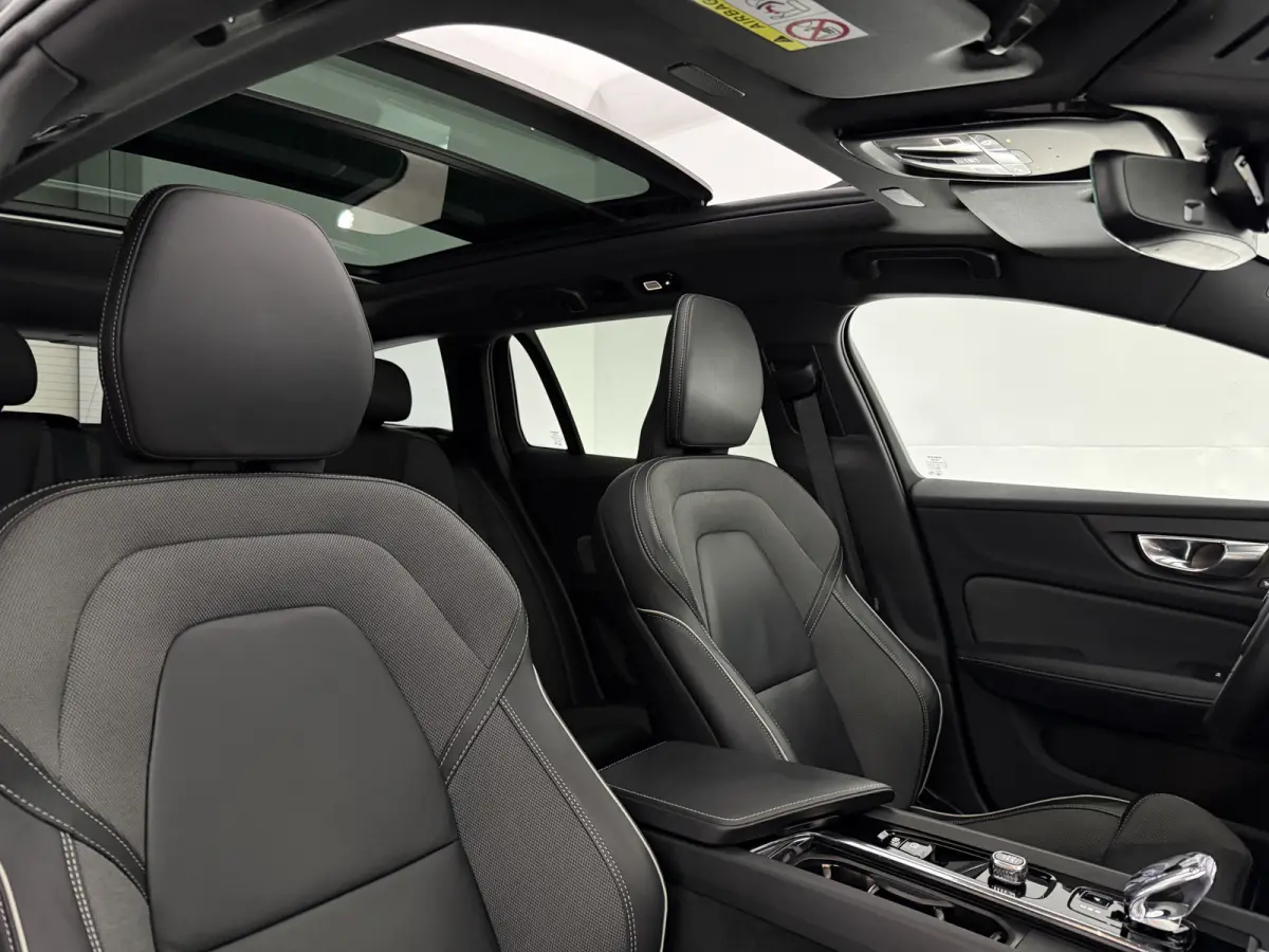 2.0 B4D R-Design | Black Edition | Pano | Memory | HuD | B&W | Virtual | 360° Camera | Carplay | Trekhaak