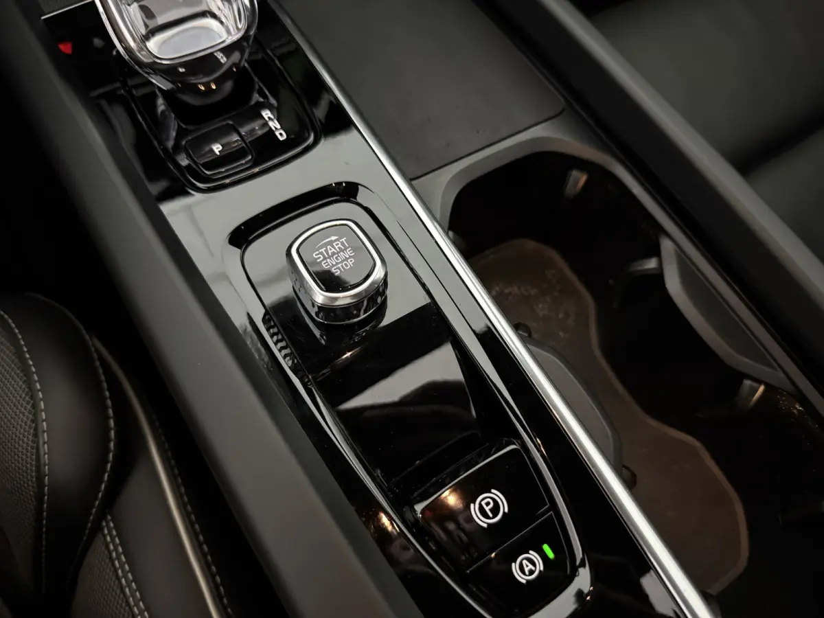 2.0 B4D R-Design | Black Edition | Pano | Memory | HuD | B&W | Virtual | 360° Camera | Carplay | Trekhaak