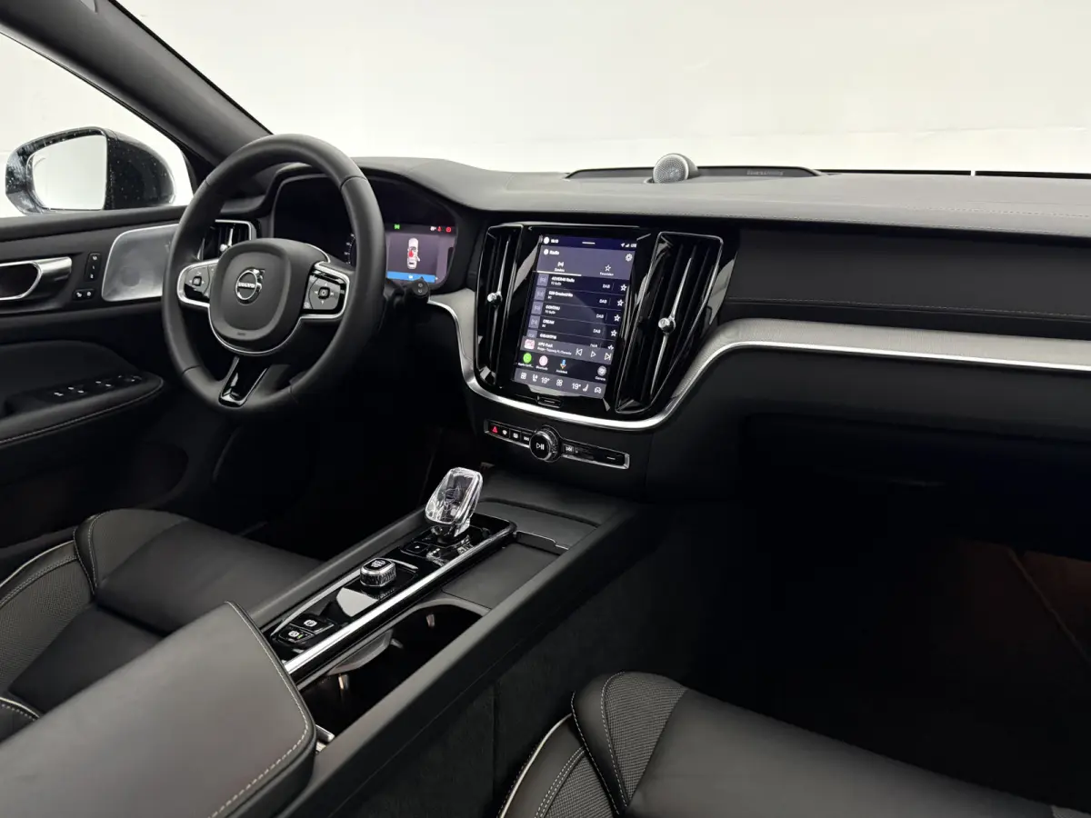 2.0 B4D R-Design | Black Edition | Pano | Memory | HuD | B&W | Virtual | 360° Camera | Carplay | Trekhaak