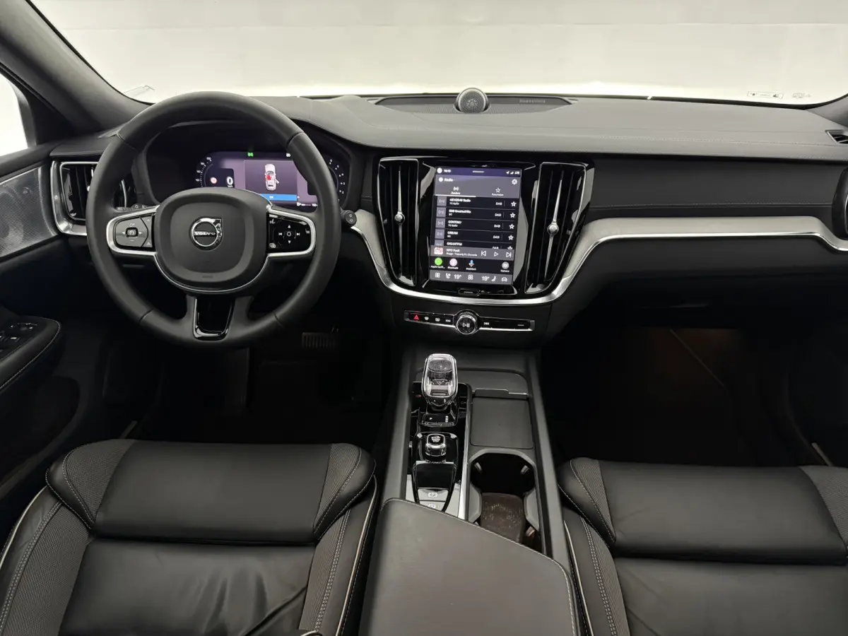 2.0 B4D R-Design | Black Edition | Pano | Memory | HuD | B&W | Virtual | 360° Camera | Carplay | Trekhaak