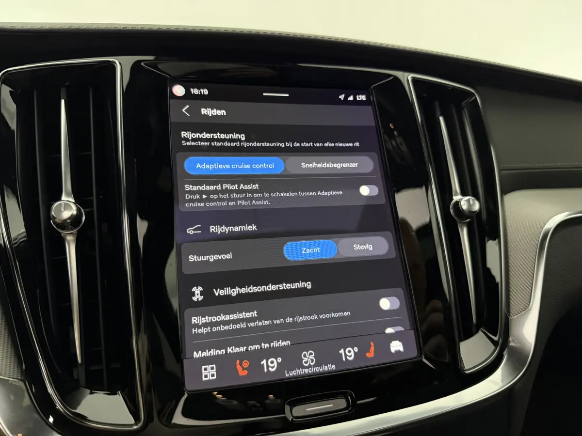 2.0 B4D R-Design | Black Edition | Pano | Memory | HuD | B&W | Virtual | 360° Camera | Carplay | Trekhaak