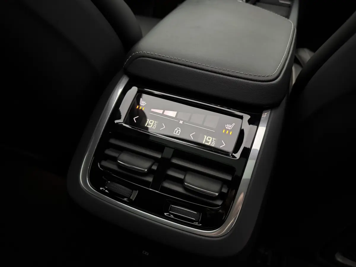 2.0 B4D R-Design | Black Edition | Pano | Memory | HuD | B&W | Virtual | 360° Camera | Carplay | Trekhaak