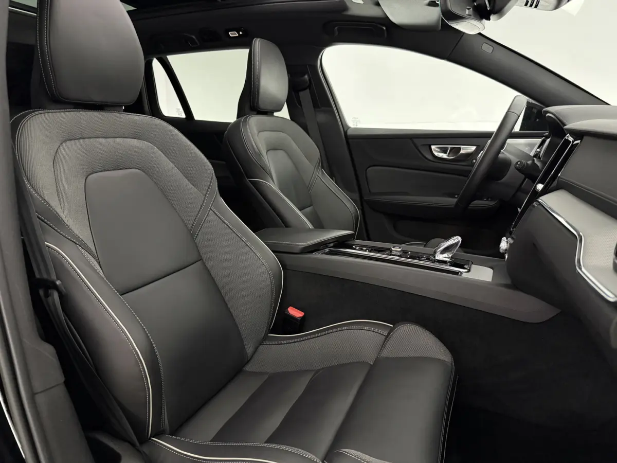 2.0 B4D R-Design | Black Edition | Pano | Memory | HuD | B&W | Virtual | 360° Camera | Carplay | Trekhaak
