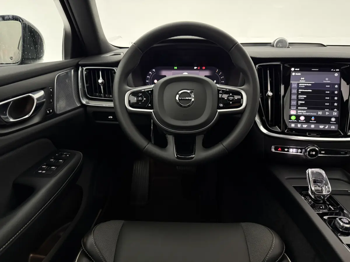 2.0 B4D R-Design | Black Edition | Pano | Memory | HuD | B&W | Virtual | 360° Camera | Carplay | Trekhaak