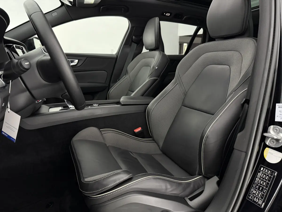 2.0 B4D R-Design | Black Edition | Pano | Memory | HuD | B&W | Virtual | 360° Camera | Carplay | Trekhaak
