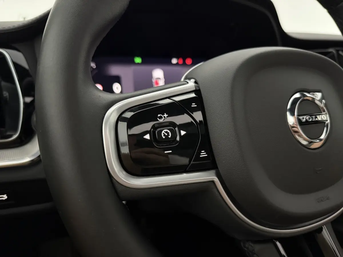 2.0 B4D R-Design | Black Edition | Pano | Memory | HuD | B&W | Virtual | 360° Camera | Carplay | Trekhaak