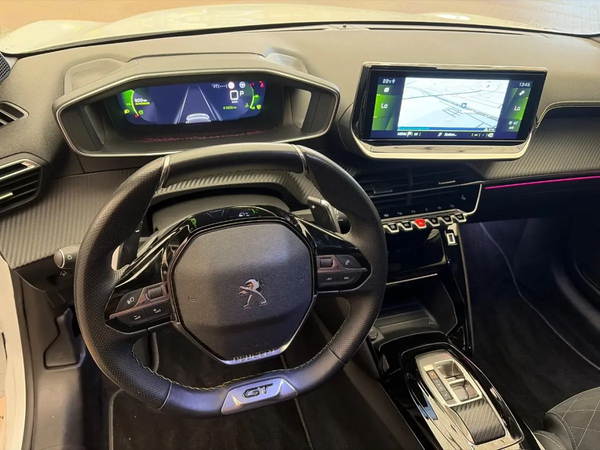 1.2 PureTech GT Leder/Alcantara | Elek. Stoel met massage | 17" Lichtmetaal | LED | Camera | Cruise | Digitaal Dashboard | Achteruitrijcamera | Airco (automatisch) | Apple Carplay/Android Au
