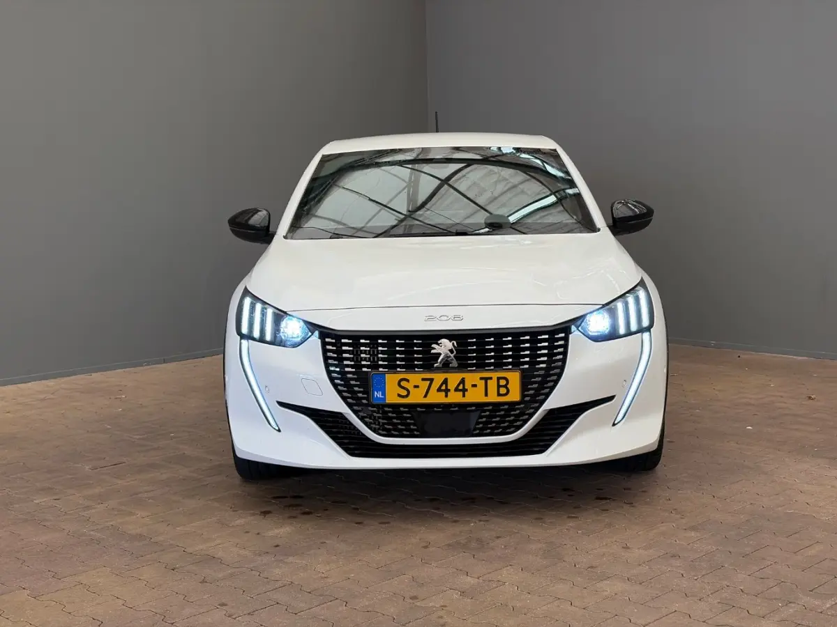 1.2 PureTech GT Leder/Alcantara | Elek. Stoel met massage | 17" Lichtmetaal | LED | Camera | Cruise | Digitaal Dashboard | Achteruitrijcamera | Airco (automatisch) | Apple Carplay/Android Au