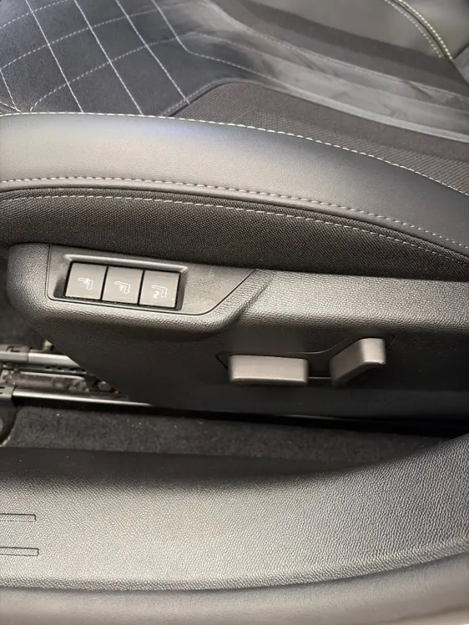 1.2 PureTech GT Leder/Alcantara | Elek. Stoel met massage | 17" Lichtmetaal | LED | Camera | Cruise | Digitaal Dashboard | Achteruitrijcamera | Airco (automatisch) | Apple Carplay/Android Au