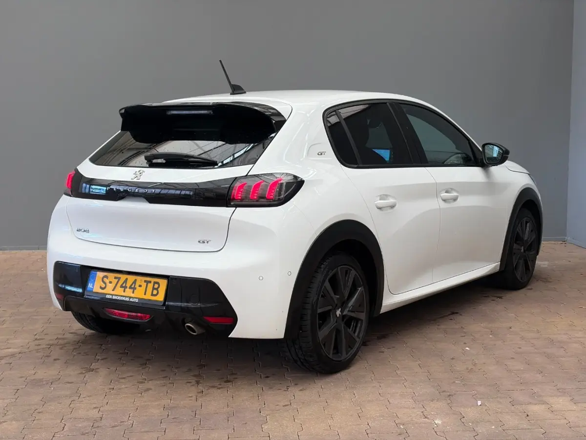 1.2 PureTech GT Leder/Alcantara | Elek. Stoel met massage | 17" Lichtmetaal | LED | Camera | Cruise | Digitaal Dashboard | Achteruitrijcamera | Airco (automatisch) | Apple Carplay/Android Au