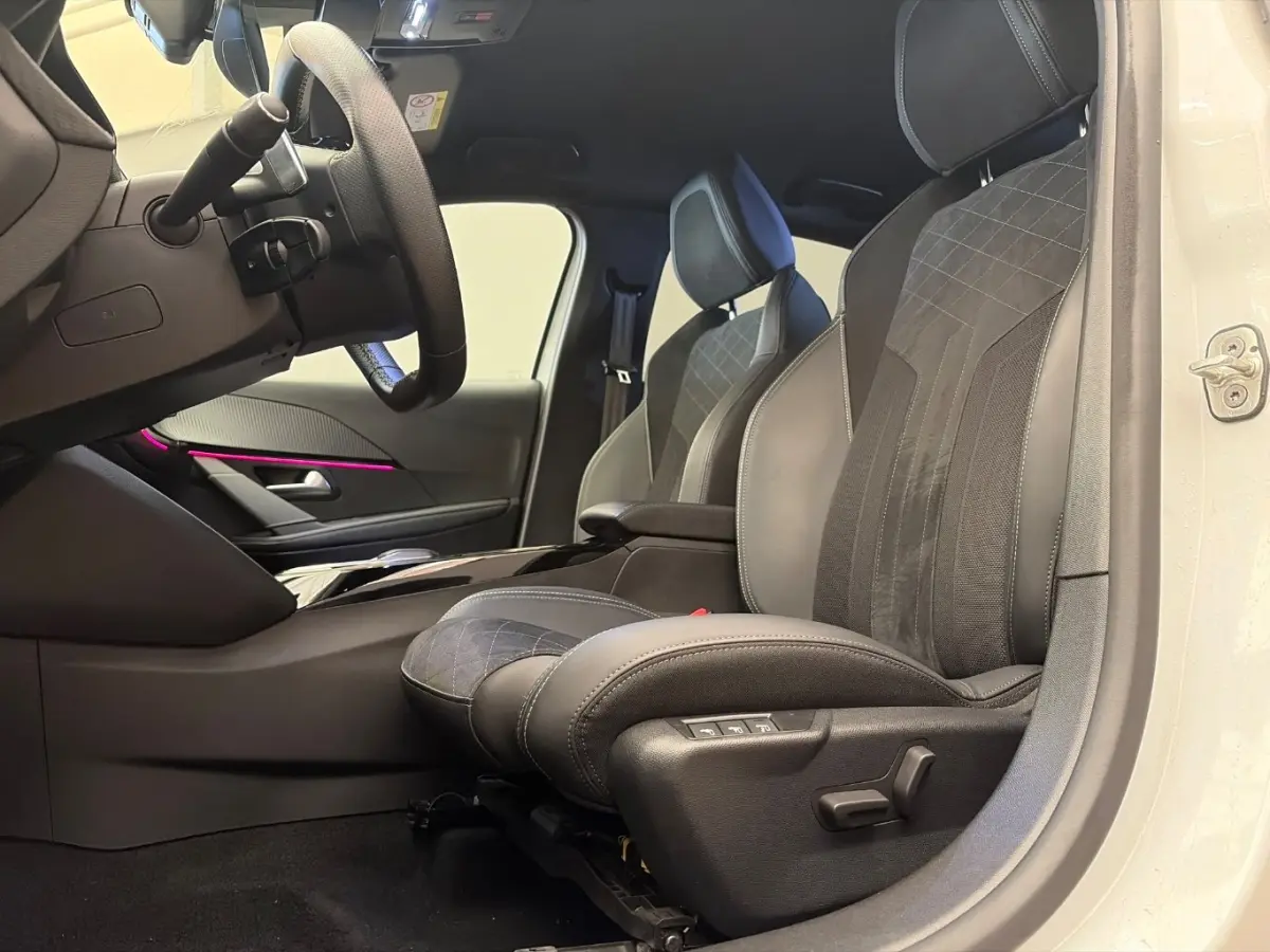 1.2 PureTech GT Leder/Alcantara | Elek. Stoel met massage | 17" Lichtmetaal | LED | Camera | Cruise | Digitaal Dashboard | Achteruitrijcamera | Airco (automatisch) | Apple Carplay/Android Au