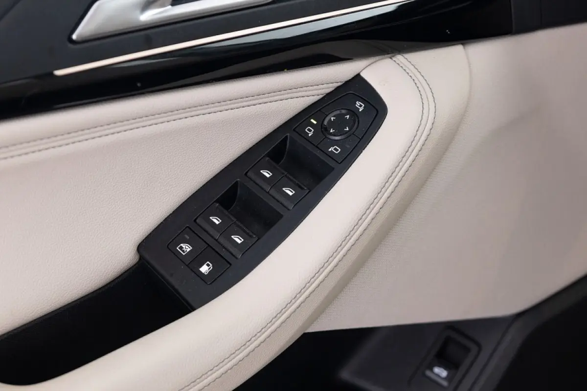 230e xDrive | LEDER | CAMERA | ECC | harman/kardon ✅ 1e Eigenaar !