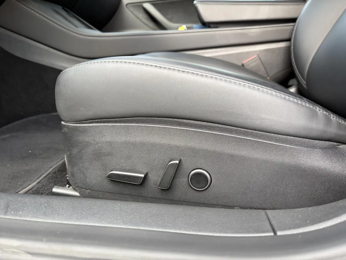 Long Range AWD 75 kWh VAN: 35.900,- VOOR: 33.440,- UW HERFSTVOORDEEL: 2.460,-| FABRIEKSGARANTIE OP ACCU & AANDRIJFLIJN TOT 2031 OF 192.000 KM + ALGEMENE AUTO T/M 06-2027 of 80.000KM! BTW ver