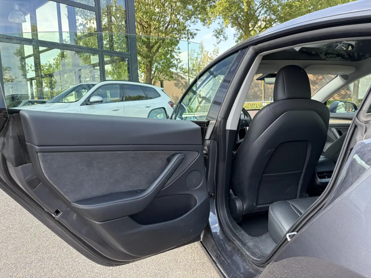 Long Range AWD 75 kWh VAN: 35.900,- VOOR: 33.440,- UW HERFSTVOORDEEL: 2.460,-| FABRIEKSGARANTIE OP ACCU & AANDRIJFLIJN TOT 2031 OF 192.000 KM + ALGEMENE AUTO T/M 06-2027 of 80.000KM! BTW ver