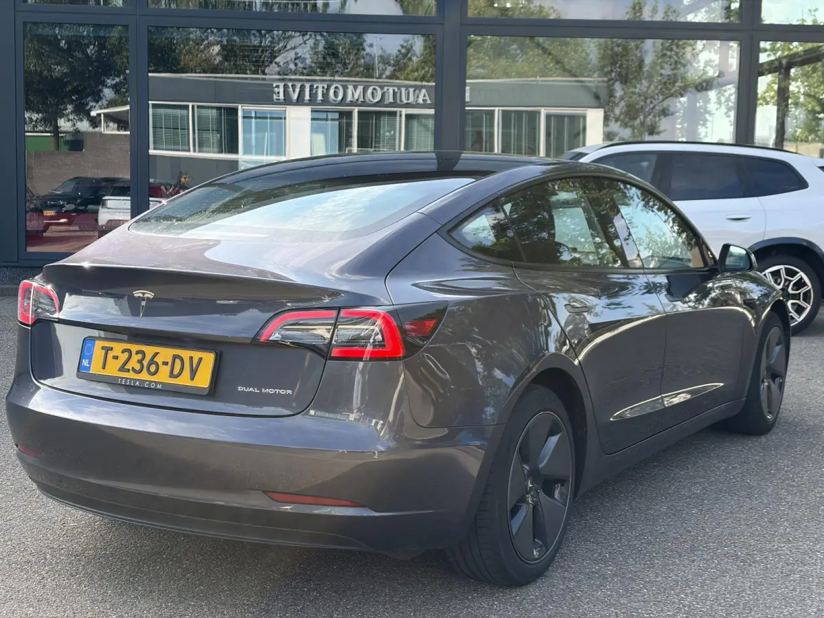 Long Range AWD 75 kWh VAN: 35.900,- VOOR: 33.440,- UW HERFSTVOORDEEL: 2.460,-| FABRIEKSGARANTIE OP ACCU & AANDRIJFLIJN TOT 2031 OF 192.000 KM + ALGEMENE AUTO T/M 06-2027 of 80.000KM! BTW ver