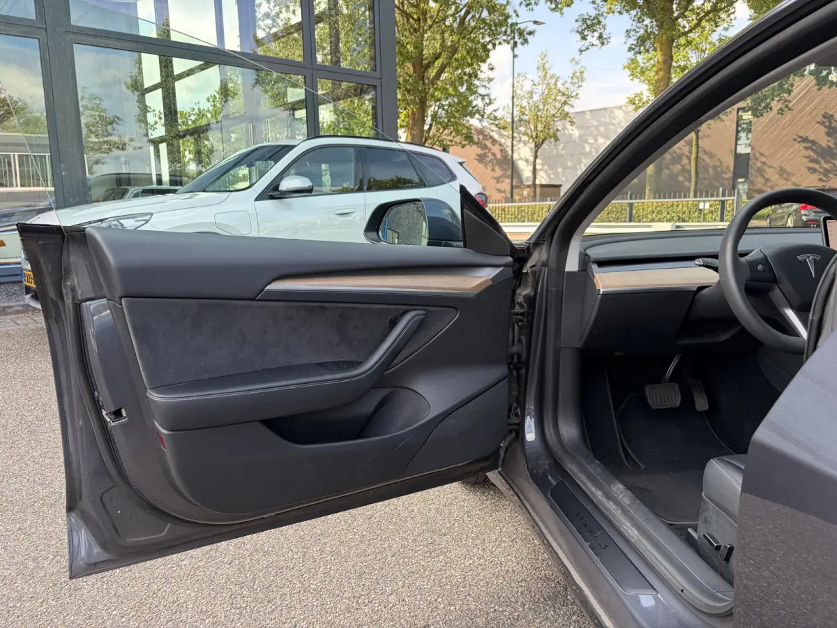 Long Range AWD 75 kWh VAN: 35.900,- VOOR: 33.440,- UW HERFSTVOORDEEL: 2.460,-| FABRIEKSGARANTIE OP ACCU & AANDRIJFLIJN TOT 2031 OF 192.000 KM + ALGEMENE AUTO T/M 06-2027 of 80.000KM! BTW ver