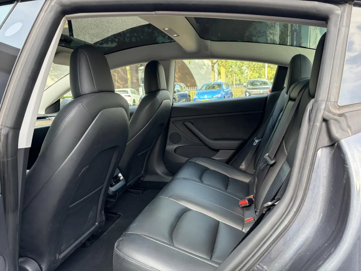 Long Range AWD 75 kWh VAN: 35.900,- VOOR: 33.440,- UW HERFSTVOORDEEL: 2.460,-| FABRIEKSGARANTIE OP ACCU & AANDRIJFLIJN TOT 2031 OF 192.000 KM + ALGEMENE AUTO T/M 06-2027 of 80.000KM! BTW ver