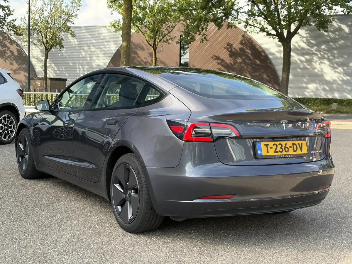 Long Range AWD 75 kWh VAN: 35.900,- VOOR: 33.440,- UW HERFSTVOORDEEL: 2.460,-| FABRIEKSGARANTIE OP ACCU & AANDRIJFLIJN TOT 2031 OF 192.000 KM + ALGEMENE AUTO T/M 06-2027 of 80.000KM! BTW ver