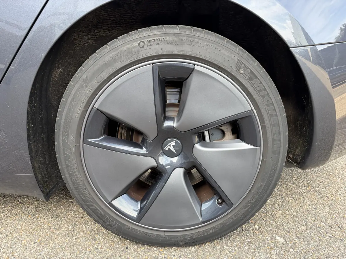 Long Range AWD 75 kWh VAN: 35.900,- VOOR: 33.440,- UW HERFSTVOORDEEL: 2.460,-| FABRIEKSGARANTIE OP ACCU & AANDRIJFLIJN TOT 2031 OF 192.000 KM + ALGEMENE AUTO T/M 06-2027 of 80.000KM! BTW ver