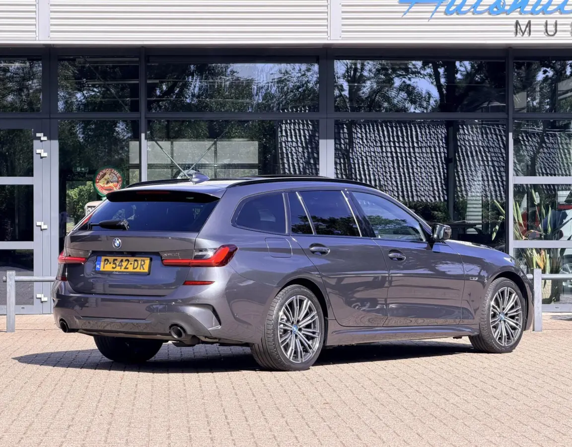 320e Business Edition Plus | M Sport | Leder | Achteruitrijcamera | Panoramadak | Stoelverwarming | SoH 94%