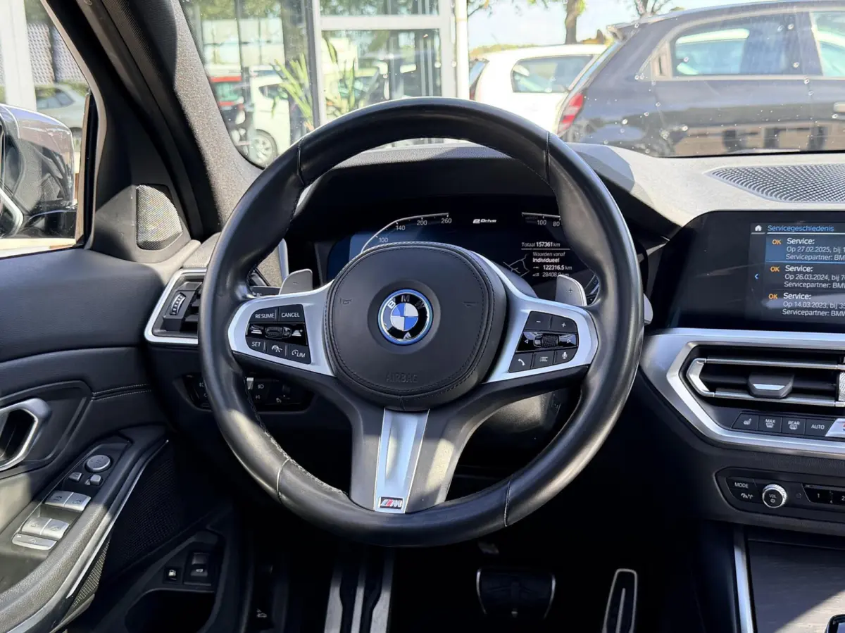 320e Business Edition Plus | M Sport | Leder | Achteruitrijcamera | Panoramadak | Stoelverwarming | SoH 94%