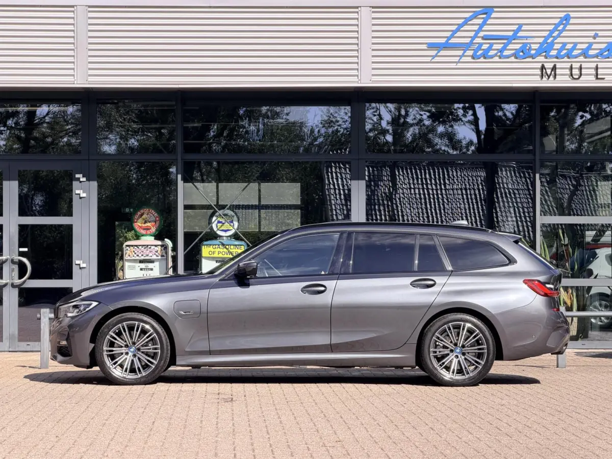 320e Business Edition Plus | M Sport | Leder | Achteruitrijcamera | Panoramadak | Stoelverwarming | SoH 94%