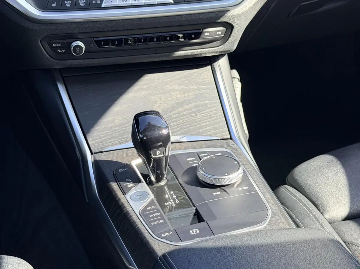 320e Business Edition Plus | M Sport | Leder | Achteruitrijcamera | Panoramadak | Stoelverwarming | SoH 94%