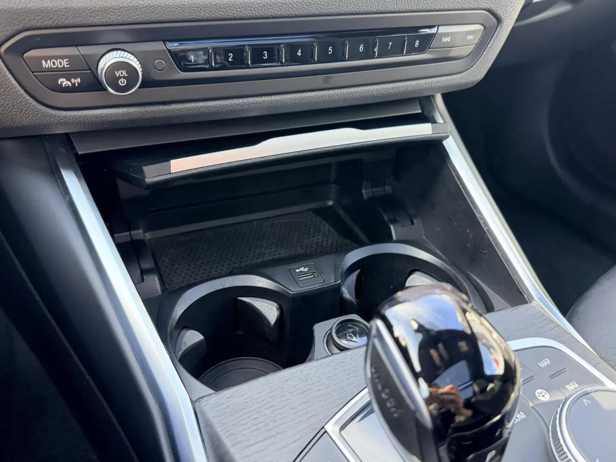 320e Business Edition Plus | M Sport | Leder | Achteruitrijcamera | Panoramadak | Stoelverwarming | SoH 94%