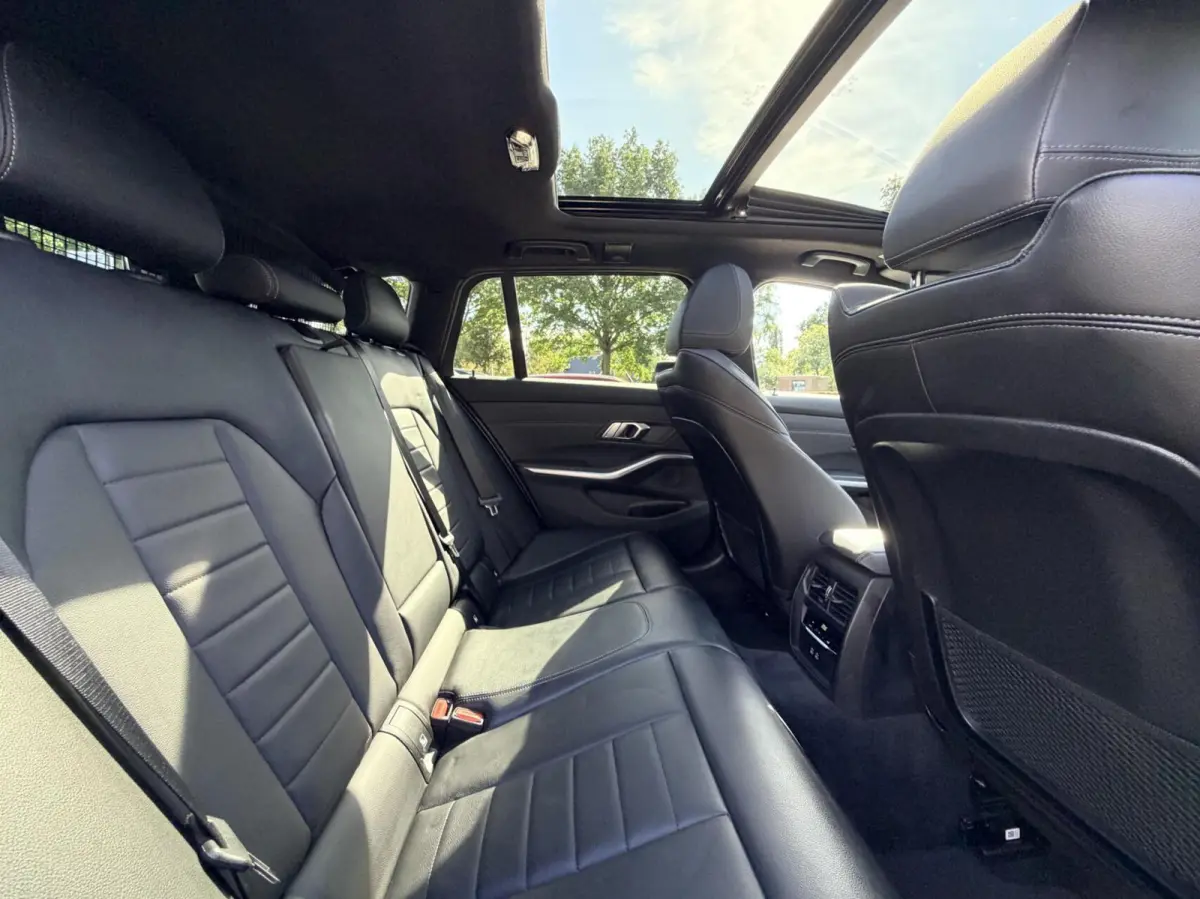 320e Business Edition Plus | M Sport | Leder | Achteruitrijcamera | Panoramadak | Stoelverwarming | SoH 94%