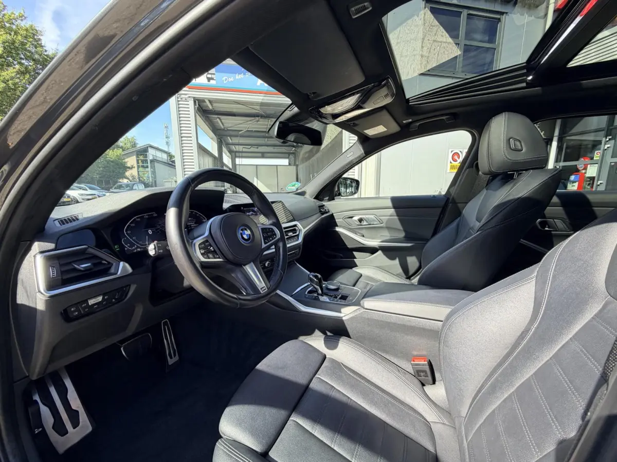320e Business Edition Plus | M Sport | Leder | Achteruitrijcamera | Panoramadak | Stoelverwarming | SoH 94%