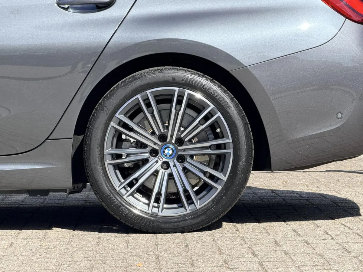 320e Business Edition Plus | M Sport | Leder | Achteruitrijcamera | Panoramadak | Stoelverwarming | SoH 94%
