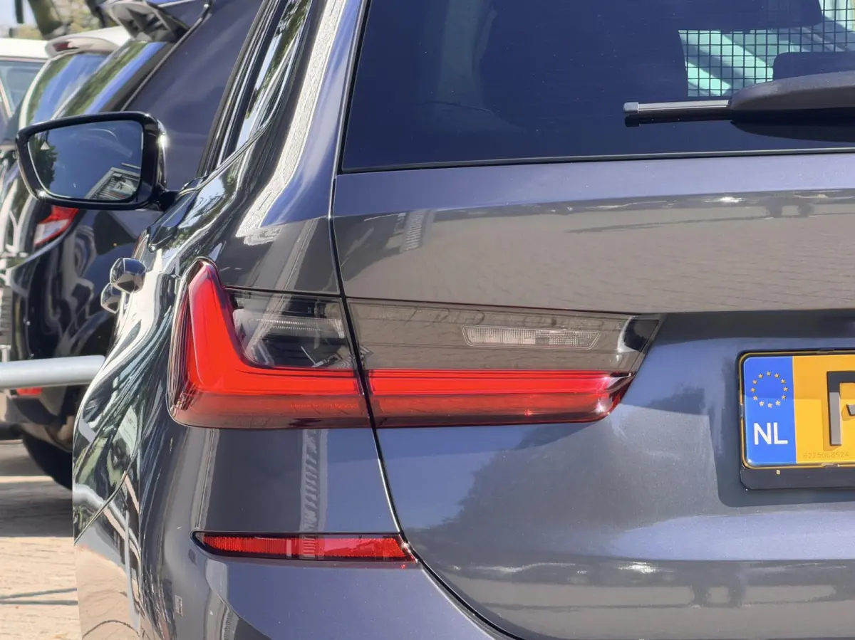 320e Business Edition Plus | M Sport | Leder | Achteruitrijcamera | Panoramadak | Stoelverwarming | SoH 94%