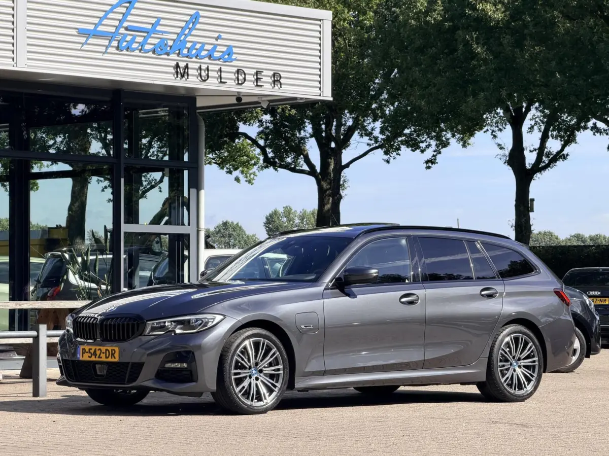 320e Business Edition Plus | M Sport | Leder | Achteruitrijcamera | Panoramadak | Stoelverwarming | SoH 94%