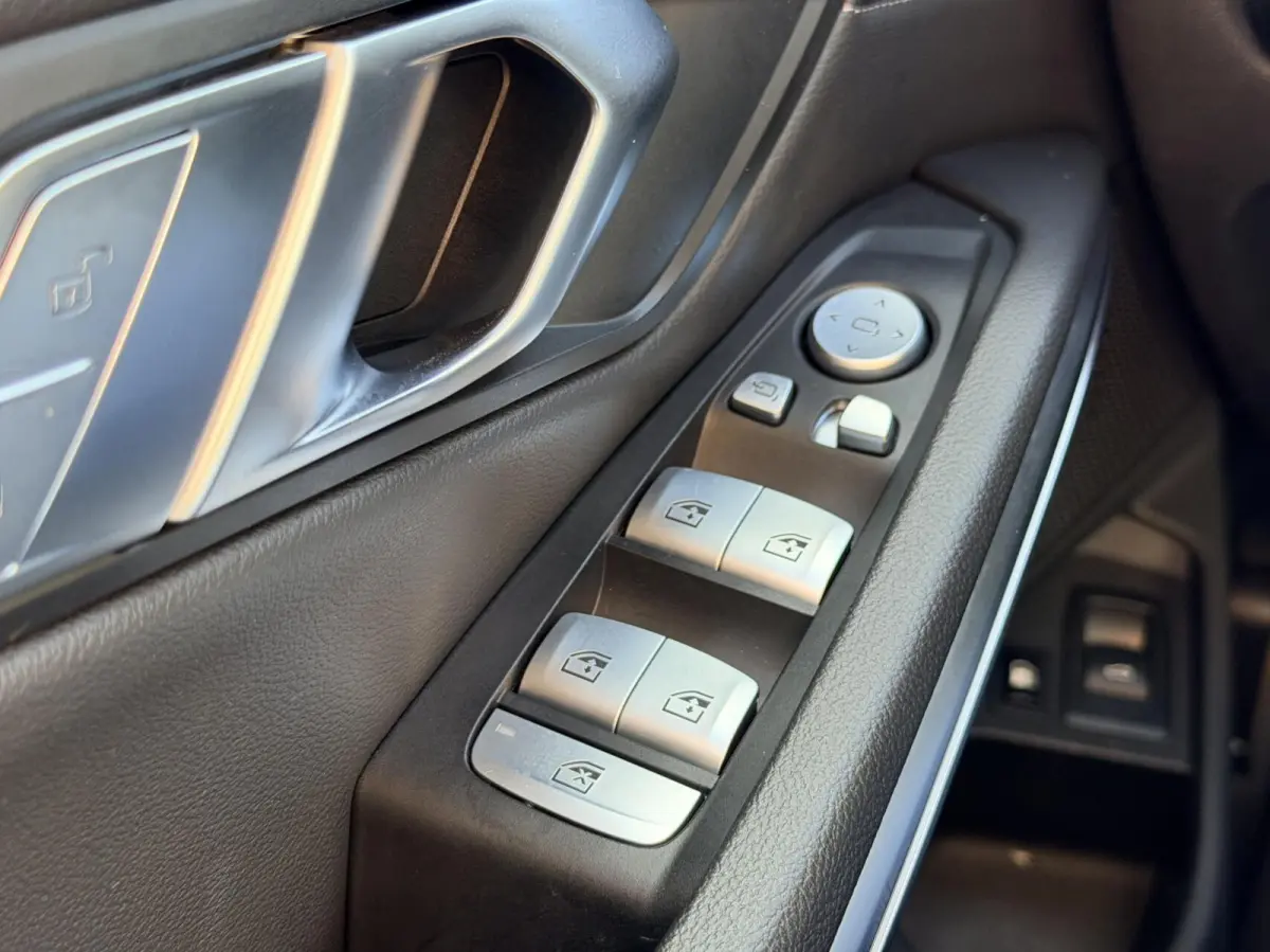 320e Business Edition Plus | M Sport | Leder | Achteruitrijcamera | Panoramadak | Stoelverwarming | SoH 94%
