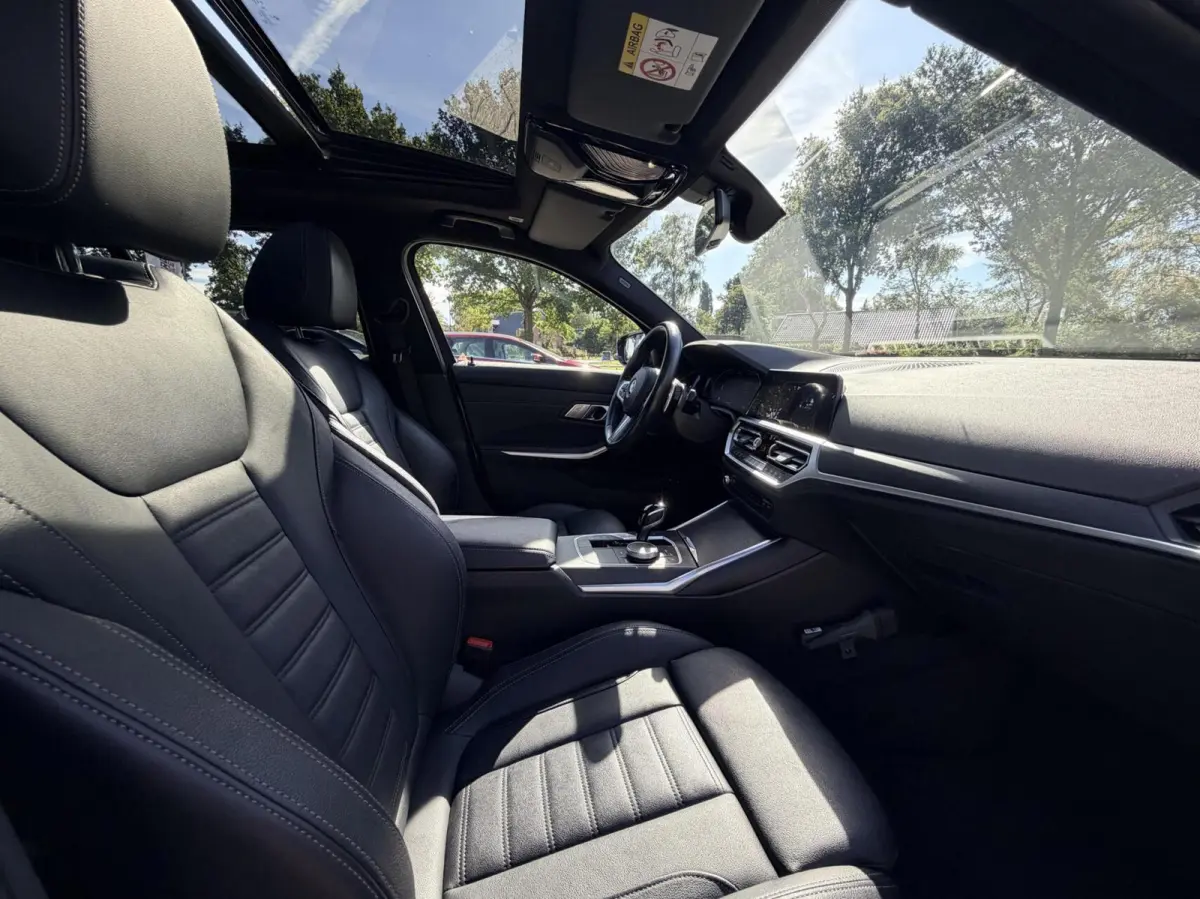 320e Business Edition Plus | M Sport | Leder | Achteruitrijcamera | Panoramadak | Stoelverwarming | SoH 94%