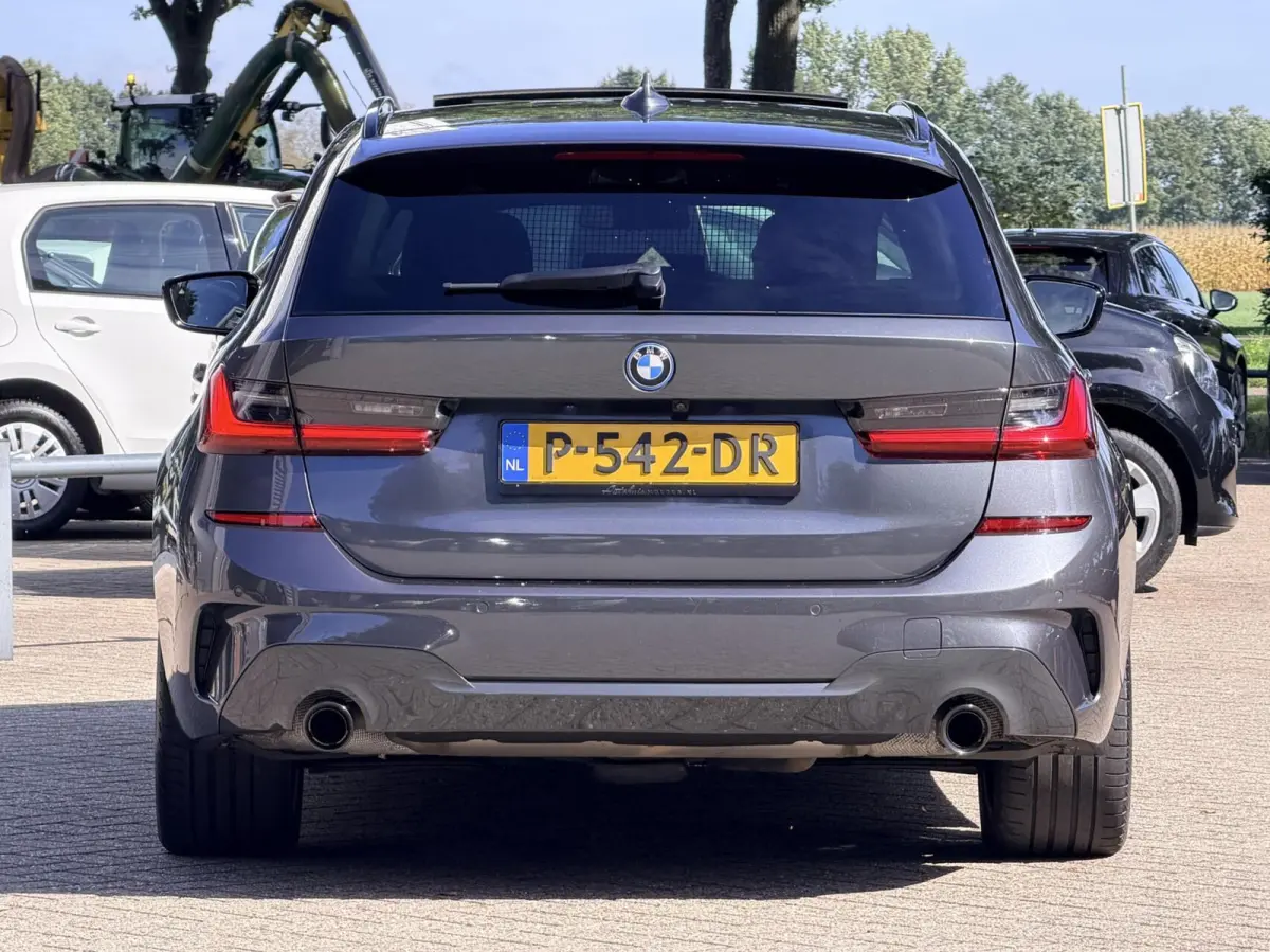 320e Business Edition Plus | M Sport | Leder | Achteruitrijcamera | Panoramadak | Stoelverwarming | SoH 94%