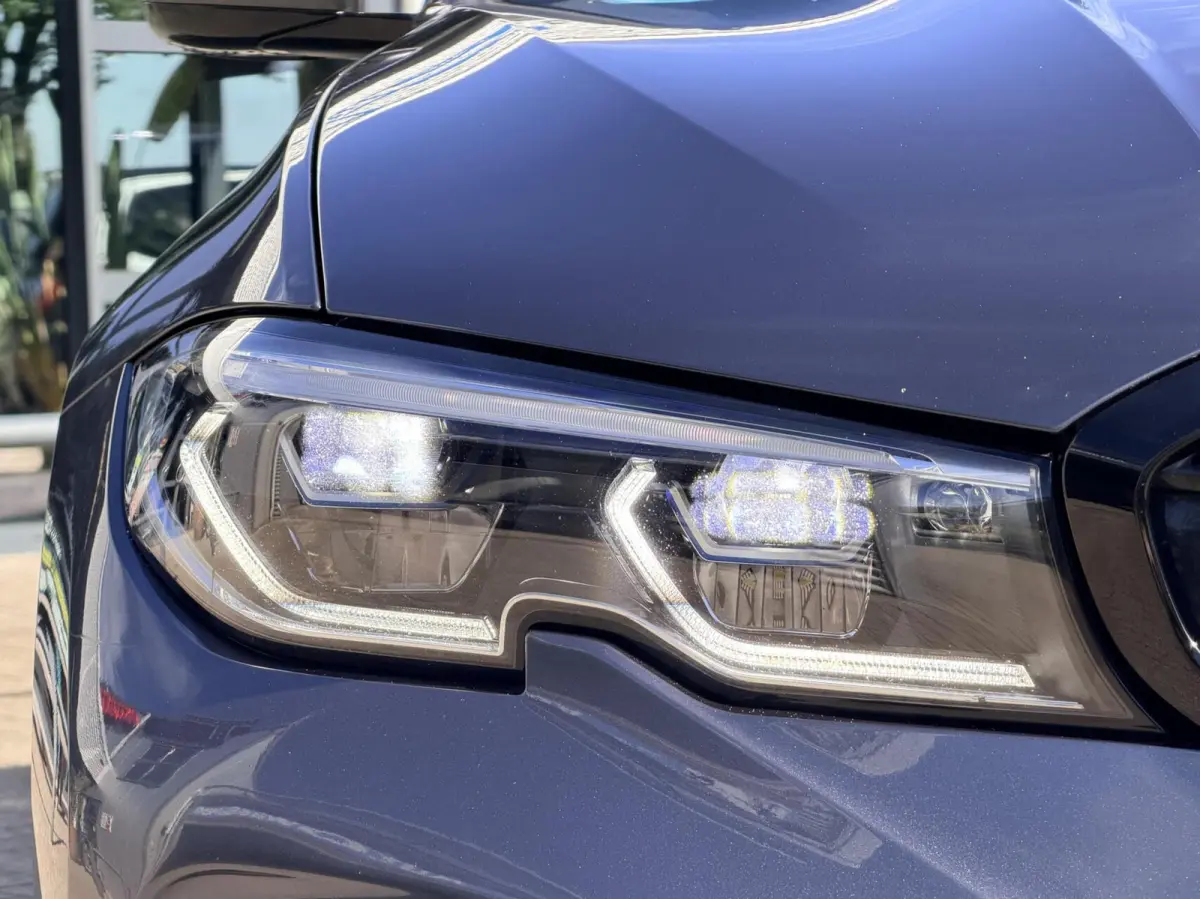 320e Business Edition Plus | M Sport | Leder | Achteruitrijcamera | Panoramadak | Stoelverwarming | SoH 94%
