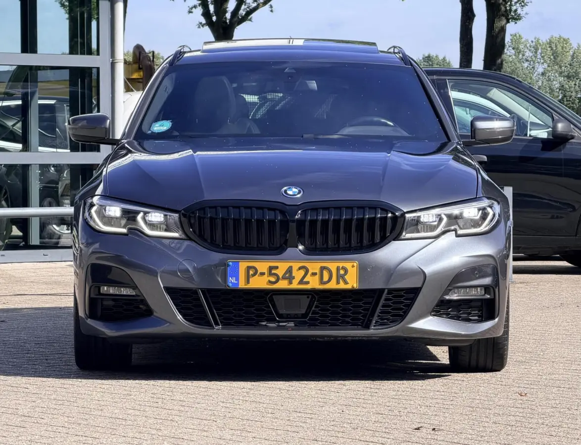 320e Business Edition Plus | M Sport | Leder | Achteruitrijcamera | Panoramadak | Stoelverwarming | SoH 94%