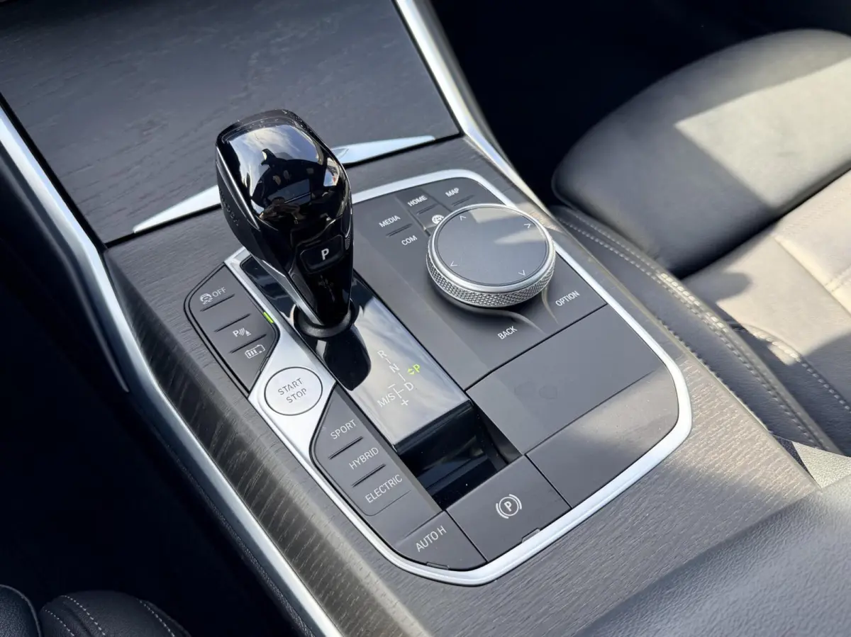 320e Business Edition Plus | M Sport | Leder | Achteruitrijcamera | Panoramadak | Stoelverwarming | SoH 94%