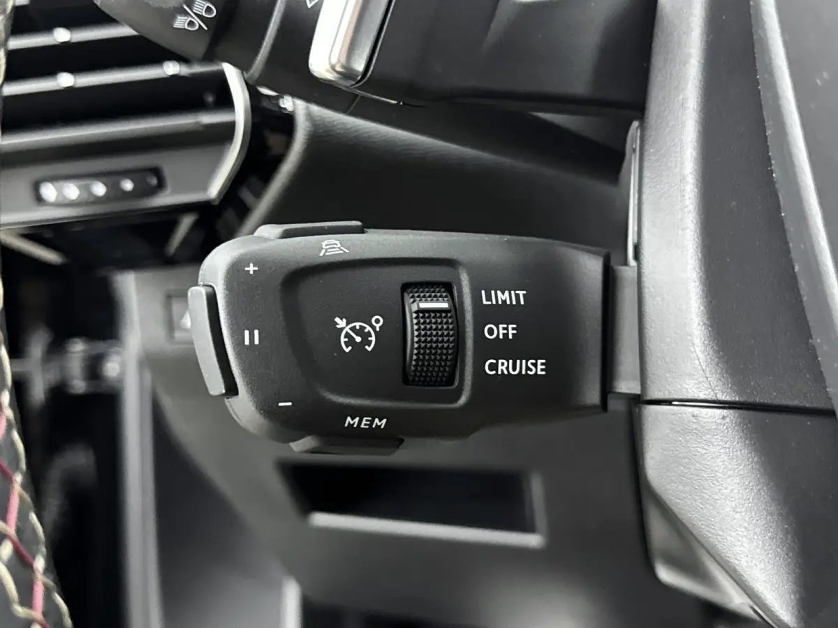 1.6 PHEV 225 Ligne Business | Panoramadak | 7,4 kW onboard charger | 360° parkeercamera | Navigatie | Apple Carplay / Android Auto |