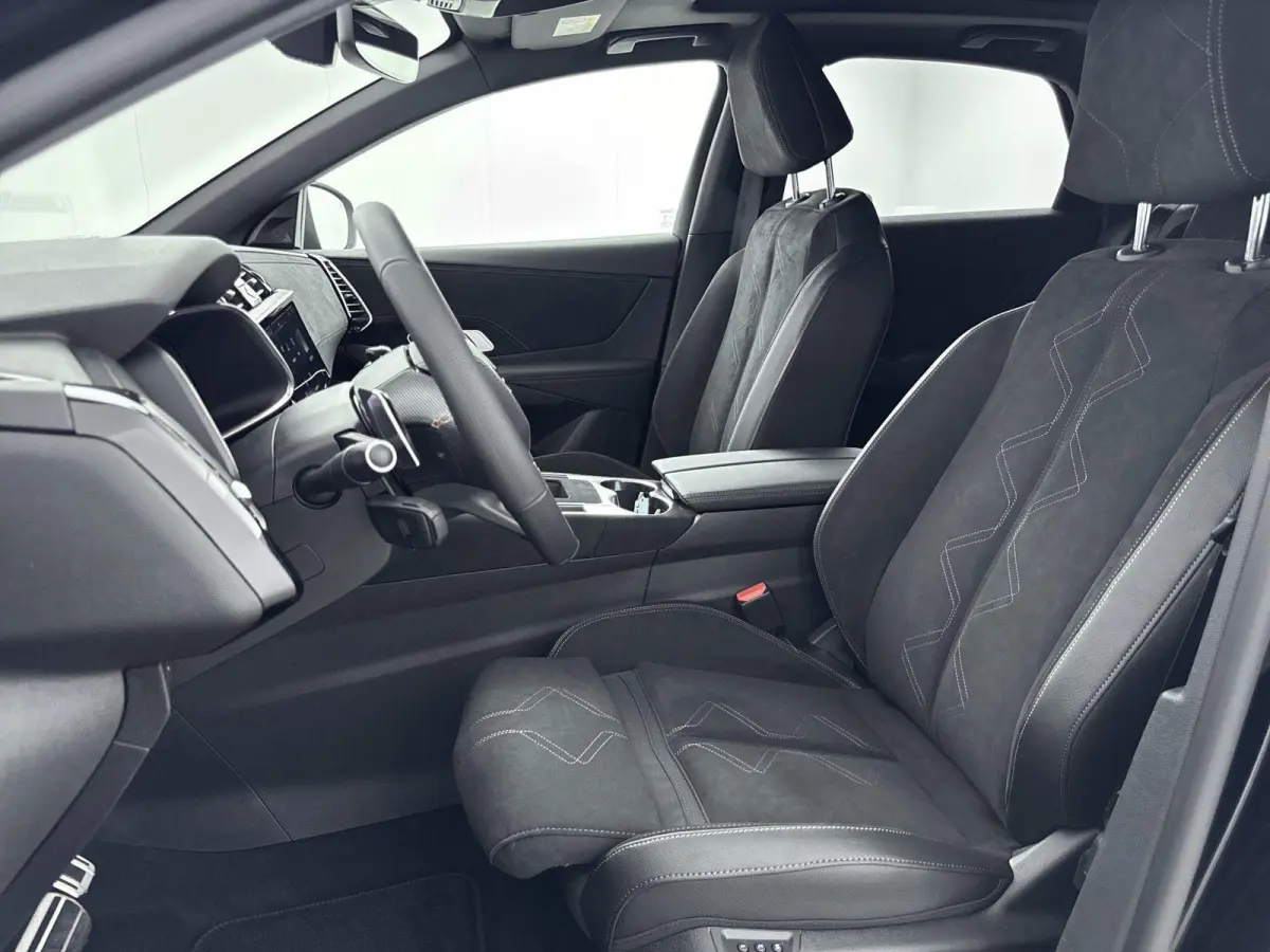 1.6 PHEV 225 Ligne Business | Panoramadak | 7,4 kW onboard charger | 360° parkeercamera | Navigatie | Apple Carplay / Android Auto |
