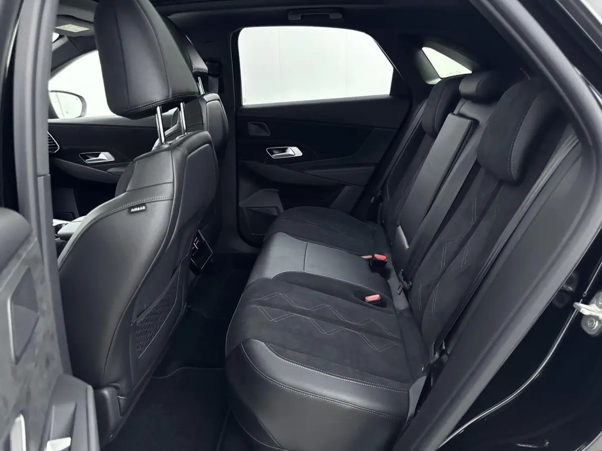 1.6 PHEV 225 Ligne Business | Panoramadak | 7,4 kW onboard charger | 360° parkeercamera | Navigatie | Apple Carplay / Android Auto |