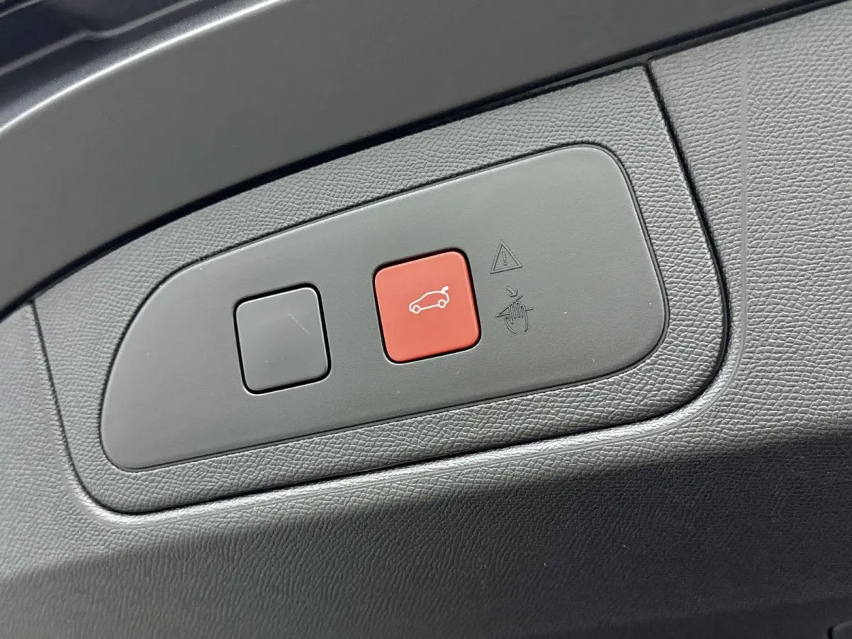 1.6 PHEV 225 Ligne Business | Panoramadak | 7,4 kW onboard charger | 360° parkeercamera | Navigatie | Apple Carplay / Android Auto |
