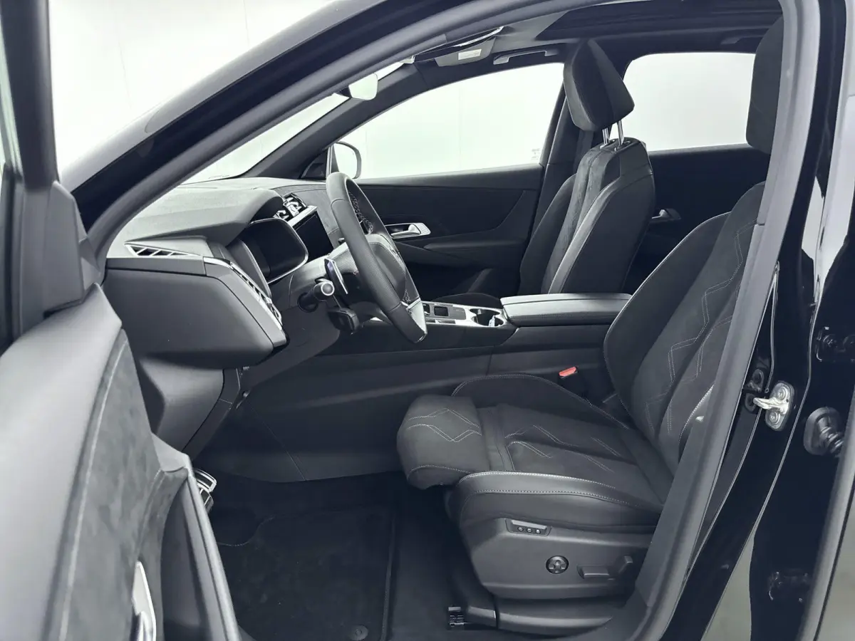 1.6 PHEV 225 Ligne Business | Panoramadak | 7,4 kW onboard charger | 360° parkeercamera | Navigatie | Apple Carplay / Android Auto |