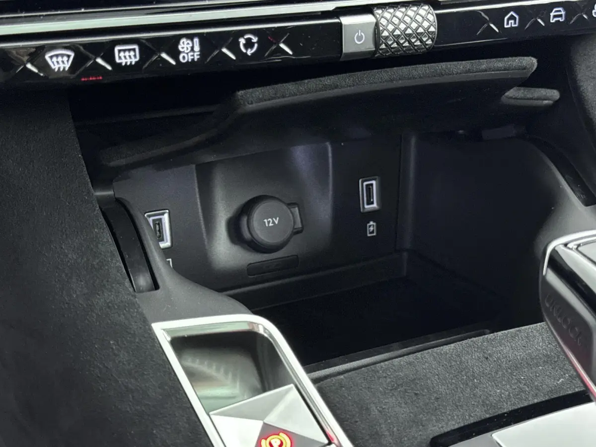 1.6 PHEV 225 Ligne Business | Panoramadak | 7,4 kW onboard charger | 360° parkeercamera | Navigatie | Apple Carplay / Android Auto |
