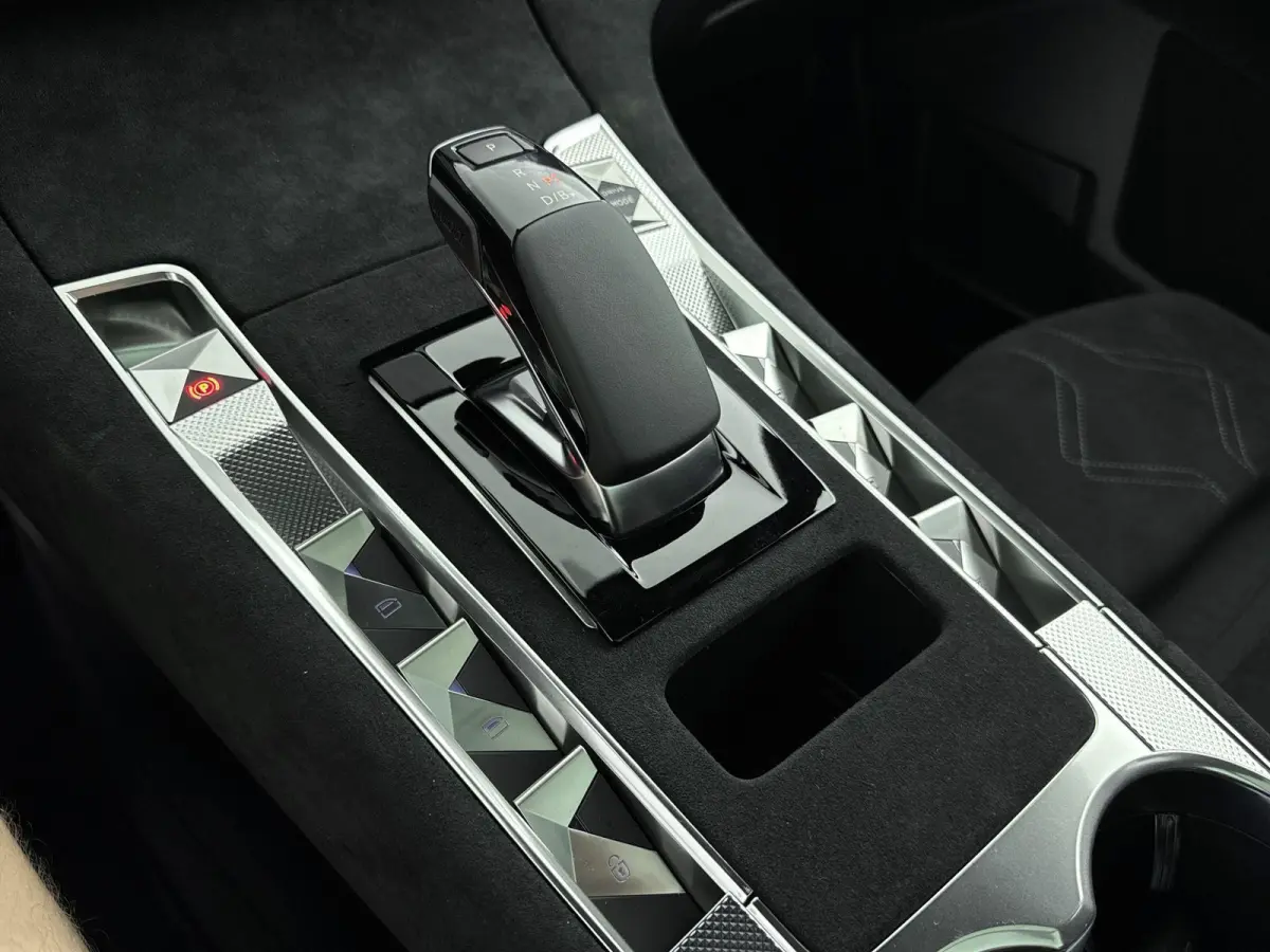 1.6 PHEV 225 Ligne Business | Panoramadak | 7,4 kW onboard charger | 360° parkeercamera | Navigatie | Apple Carplay / Android Auto |