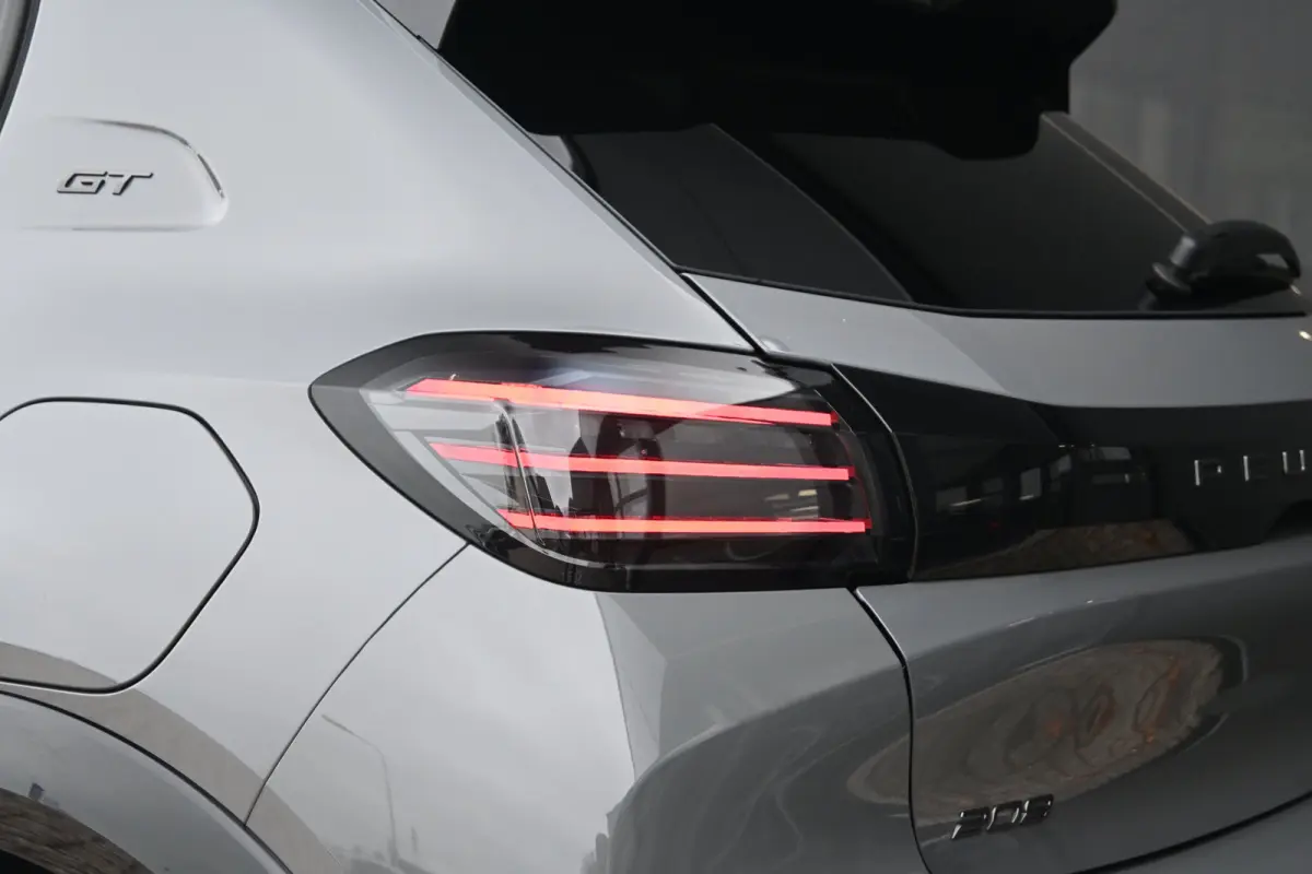 1.2 Hybrid 110 e-DCS6 GT Tot 8 Jaar Garantie! | Navi by app | 360 Camera | DAB ontvanger | Keyless Entry | Full Led | LMV 17" |