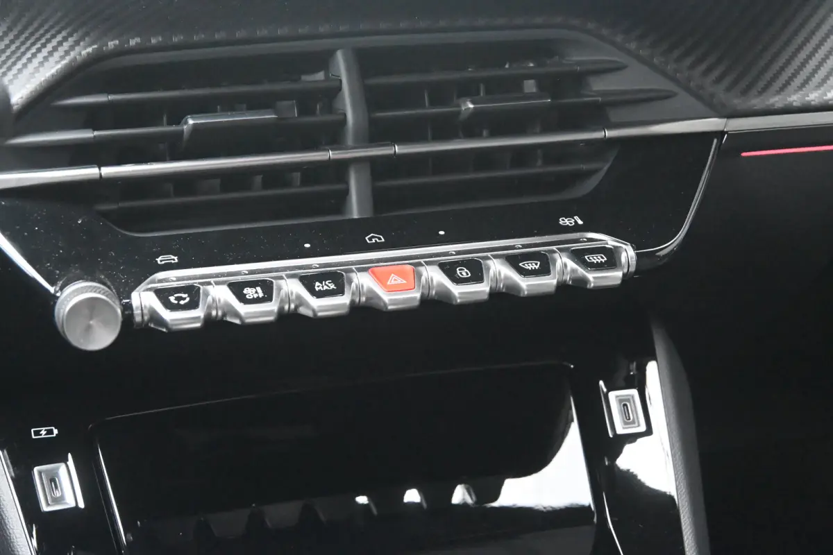 1.2 Hybrid 110 e-DCS6 GT Tot 8 Jaar Garantie! | Navi by app | 360 Camera | DAB ontvanger | Keyless Entry | Full Led | LMV 17" |