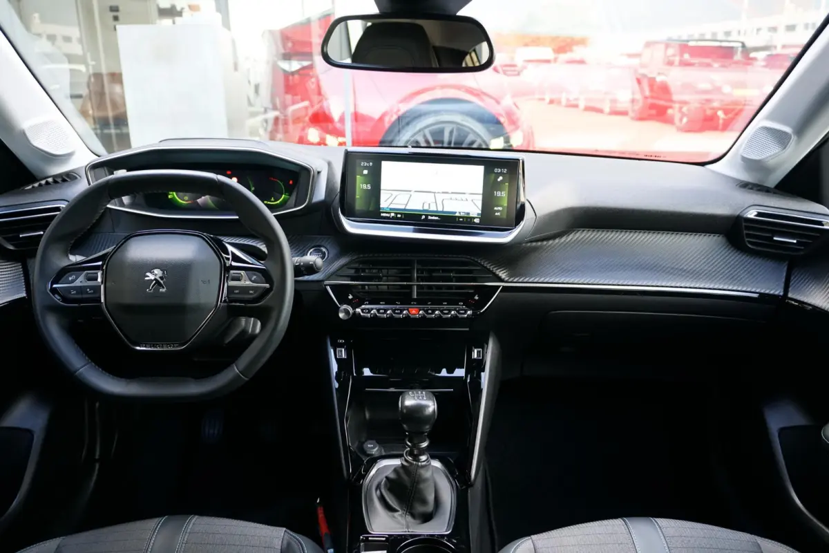 1.2 PureTech Allure Pack + CAMERA / 3D COCKPIT / STOELVERWARMING / APPLE CARPLAY / TREKHAAK